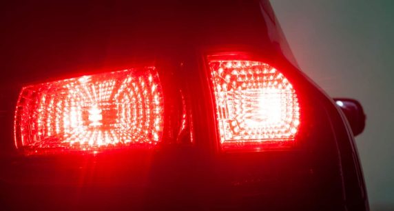 車のテール/ストップランプが消えない原因と問題解決に向けた対処方法