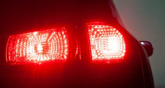 車のテール/ストップランプが消えない原因と問題解決に向けた対処方法